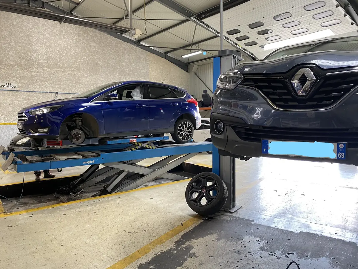 Poste de travail et outillage professionnel du garage Equip'Auto 21