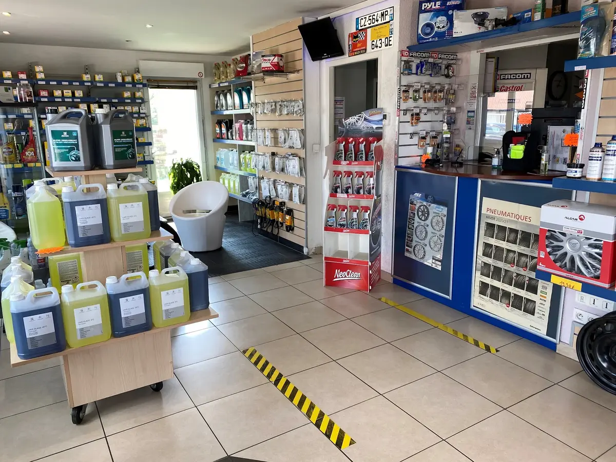 Véhicule en intervention sur pont élévateur chez Equip'Auto 21